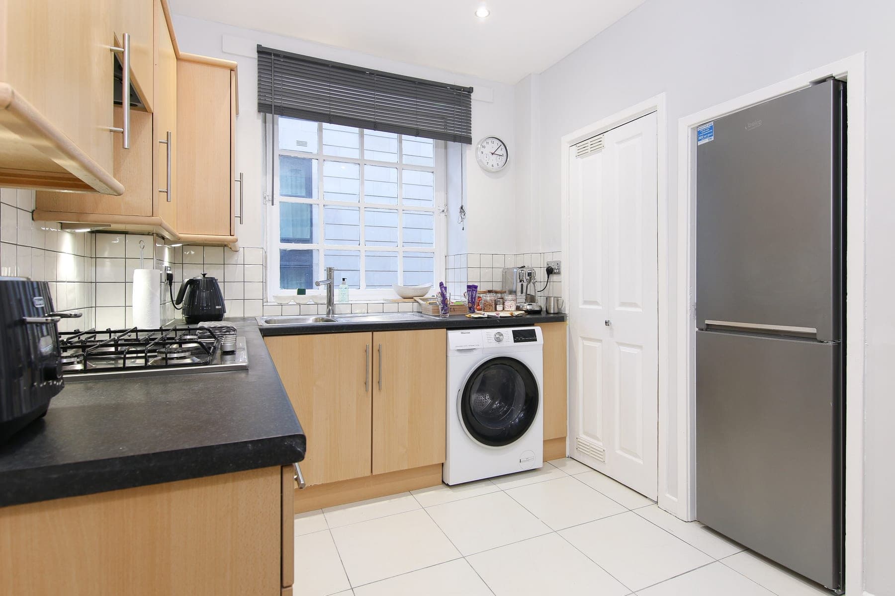 Kitchen with oven, gas hob and Nespresso machine